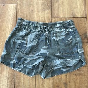 Express XS Camo Drawstring front pocket shorts
